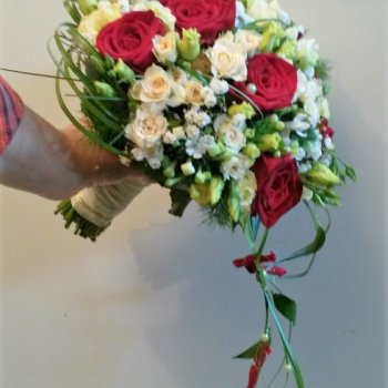 Brautstrauss mit Rosen in rot und weiss